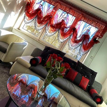 Luxury Red Apartment By Marta Radom Extérieur photo