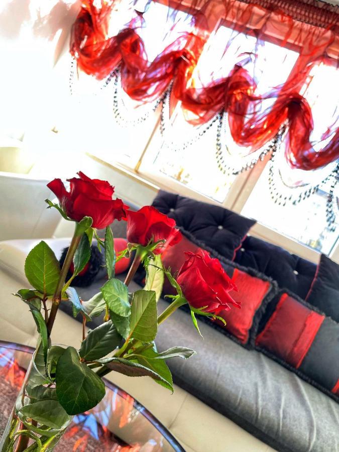 Luxury Red Apartment By Marta Radom Extérieur photo